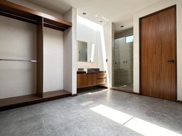 Venta hermosa casa construida a tres niveles Altozano morelia