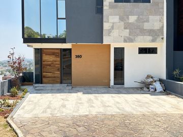 Venta hermosa casa construida a tres niveles Altozano morelia