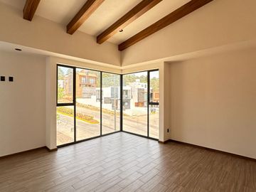 Venta hermosa casa construida a tres niveles Altozano morelia