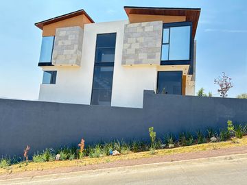 Venta hermosa casa construida a tres niveles Altozano morelia