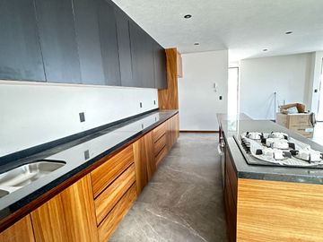 Venta hermosa casa construida a tres niveles Altozano morelia