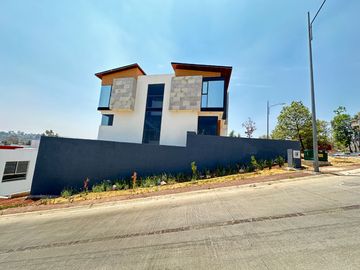 Venta hermosa casa construida a tres niveles Altozano morelia