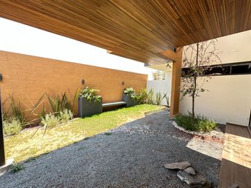 Venta hermosa casa construida a tres niveles Altozano morelia