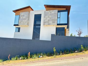 Venta hermosa casa construida a tres niveles Altozano morelia