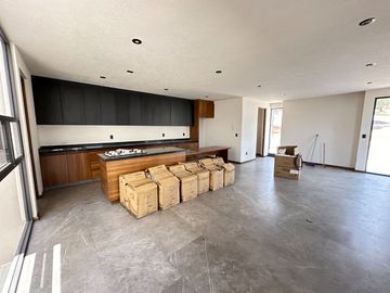 Venta hermosa casa construida a tres niveles Altozano morelia
