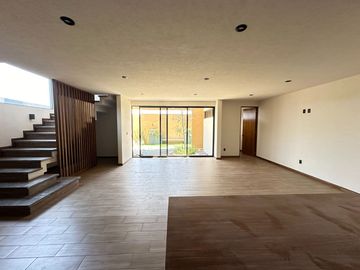 Venta hermosa casa construida a tres niveles Altozano morelia