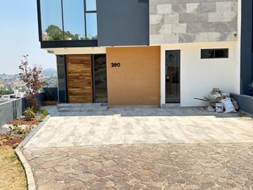 Venta hermosa casa construida a tres niveles Altozano morelia