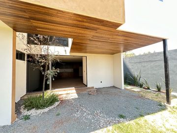 Venta hermosa casa construida a tres niveles Altozano morelia