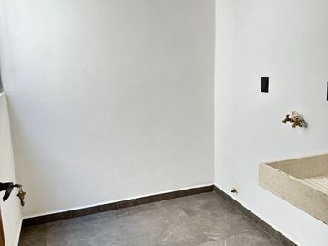 Venta hermosa casa construida a tres niveles Altozano morelia