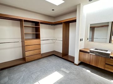 Venta hermosa casa construida a tres niveles Altozano morelia