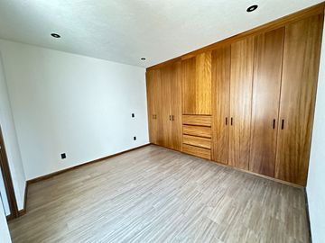 Venta hermosa casa construida a tres niveles Altozano morelia