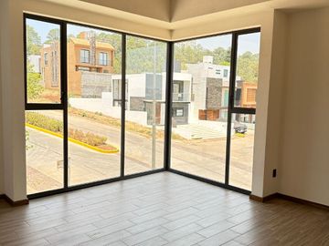 Venta hermosa casa construida a tres niveles Altozano morelia