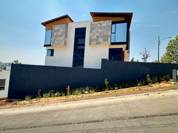 Venta hermosa casa construida a tres niveles Altozano morelia