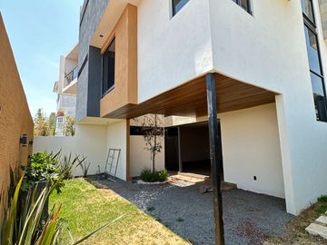 Venta hermosa casa construida a tres niveles Altozano morelia