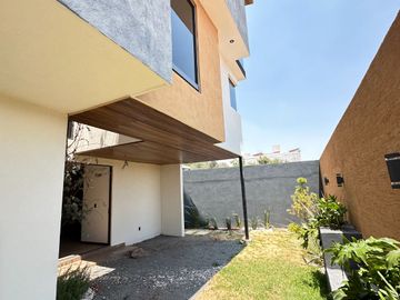 Venta hermosa casa construida a tres niveles Altozano morelia