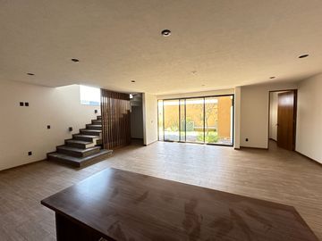 Venta hermosa casa construida a tres niveles Altozano morelia