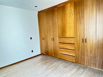 Venta hermosa casa construida a tres niveles Altozano morelia