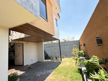 Venta hermosa casa construida a tres niveles Altozano morelia