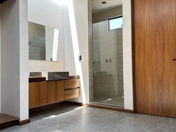 Venta hermosa casa construida a tres niveles Altozano morelia