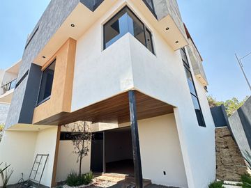 Venta hermosa casa construida a tres niveles Altozano morelia