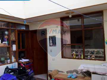 EN VENTA CASA RENTERA CON LOCAL EN IBARRA
