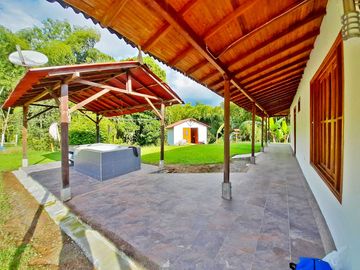 FINCA EN VENTA UBICADA ENTRE LA VIA ALCALA ULLOA, VALLE DEL CAUCA