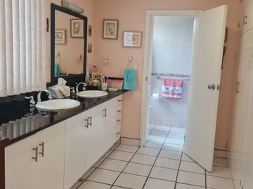VENTA CASA CON CONSULTORIO MANSIONES DEL VALLE QUERETARO