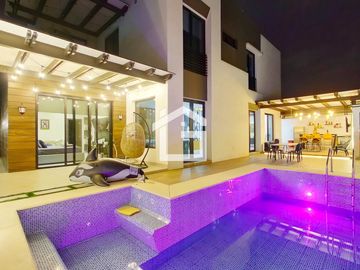 Casa en Venta de 4 Habitaciones con Piscina en Urbanización Palermo en Machala