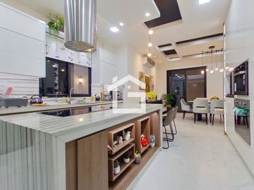 Casa en Venta de 4 Habitaciones con Piscina en Urbanización Palermo en Machala