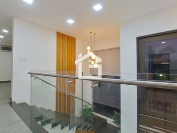 Casa en Venta de 4 Habitaciones con Piscina en Urbanización Palermo en Machala
