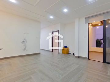 Casa en Venta de 4 Habitaciones con Piscina en Urbanización Palermo en Machala