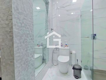 Casa en Venta de 4 Habitaciones con Piscina en Urbanización Palermo en Machala