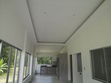 VENTA DE CASA CAMPESTRE UBICADA EN UN LOTE DE 22.500 M2 DE LOS CUALES 15.000 M2 SON SEMIPLANOS, MANIZALES CALDAS