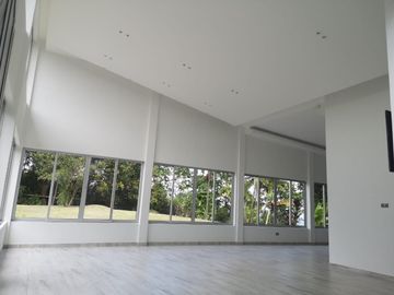 VENTA DE CASA CAMPESTRE UBICADA EN UN LOTE DE 22.500 M2 DE LOS CUALES 15.000 M2 SON SEMIPLANOS, MANIZALES CALDAS