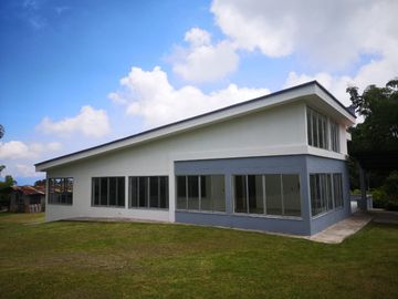 VENTA DE CASA CAMPESTRE UBICADA EN UN LOTE DE 22.500 M2 DE LOS CUALES 15.000 M2 SON SEMIPLANOS, MANIZALES CALDAS