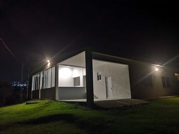 VENTA DE CASA CAMPESTRE UBICADA EN UN LOTE DE 22.500 M2 DE LOS CUALES 15.000 M2 SON SEMIPLANOS, MANIZALES CALDAS