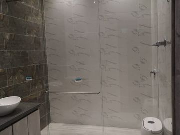 VENTA DE CASA CAMPESTRE UBICADA EN UN LOTE DE 22.500 M2 DE LOS CUALES 15.000 M2 SON SEMIPLANOS, MANIZALES CALDAS