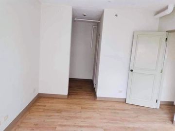 LOW MONTHLY 10k ONLY  1 bedroom 40 sqm loft type Very affordable Rent to own condo  5% down payment 0% interest  near BGC,,eastwood ,tiendesitas