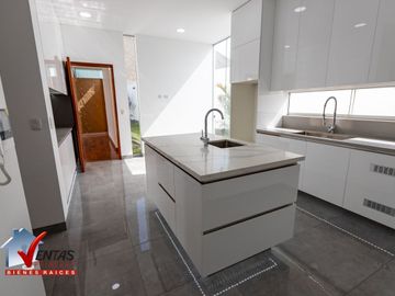 Bello Condominio De 2 Casas Moderna Techo Doble Altura, de estreno con luz natural, cerca a parque, 4 dormitorios cada uno con baño, mas un escritorio
