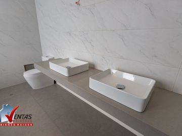 Bello Condominio De 2 Casas Moderna Techo Doble Altura, de estreno con luz natural, cerca a parque, 4 dormitorios cada uno con baño, mas un escritorio