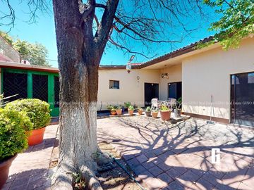 CASA EN VENTA DE UNA PLANTA CON PANELES SOLARES Y JARDIN FRONTAL + TRASERO