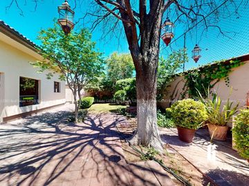 CASA EN VENTA DE UNA PLANTA CON PANELES SOLARES Y JARDIN FRONTAL + TRASERO