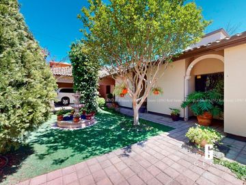 CASA EN VENTA DE UNA PLANTA CON PANELES SOLARES Y JARDIN FRONTAL + TRASERO
