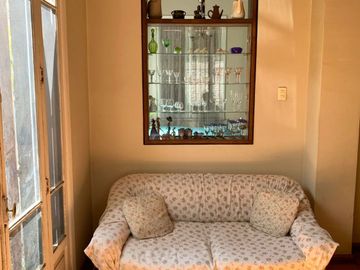 Espaciosa y cómoda Casa 2 Pisos, no pareada en Ñuñoa 5 Dormitorios 3 Baños Pscina