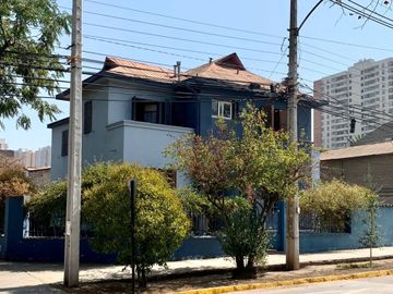 Espaciosa y cómoda Casa 2 Pisos, no pareada en Ñuñoa 5 Dormitorios 3 Baños Pscina