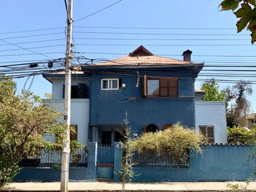 Espaciosa y cómoda Casa 2 Pisos, no pareada en Ñuñoa 5 Dormitorios 3 Baños Pscina