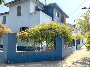 Espaciosa y cómoda Casa 2 Pisos, no pareada en Ñuñoa 5 Dormitorios 3 Baños Pscina