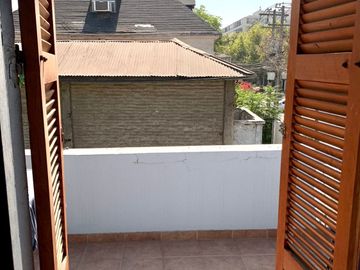 Espaciosa y cómoda Casa 2 Pisos, no pareada en Ñuñoa 5 Dormitorios 3 Baños Pscina