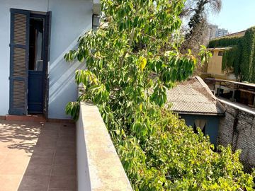 Espaciosa y cómoda Casa 2 Pisos, no pareada en Ñuñoa 5 Dormitorios 3 Baños Pscina