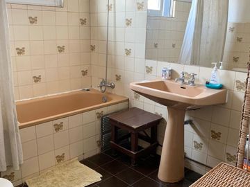 Espaciosa y cómoda Casa 2 Pisos, no pareada en Ñuñoa 5 Dormitorios 3 Baños Pscina